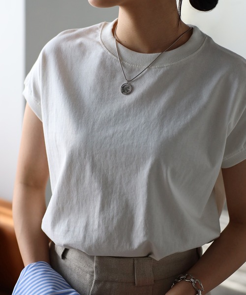 Fizz（フィズ）の「プチハイネックフレンチスリーブTシャツ（Tシャツ/カットソー・レディース・ブラック/ブラック×ホワイト/グレイッシュベージュ/アイボリー/ホワイト×ネイビー/モカ/ブルー/ホワイト/ライトカーキ・M）」の22枚目の写真