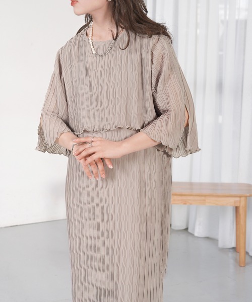 Bab(バブ)の「【オケージョン対応】ウェーブプリーツレイヤードライクワンピース(ワンピース・レディース・ブラック/ホワイト系その他/ライトグレー・M)」の2枚目の写真