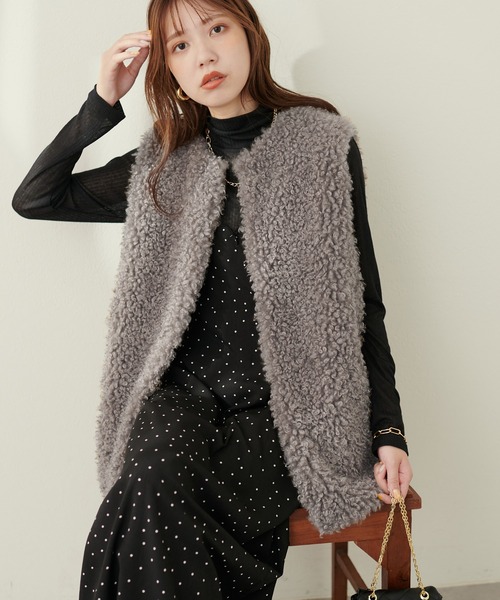 natural couture(ナチュラルクチュール)の「プードルフェイクファーロングベスト(ベスト・レディース・アイボリー/モカ・FREE)」の10枚目の写真