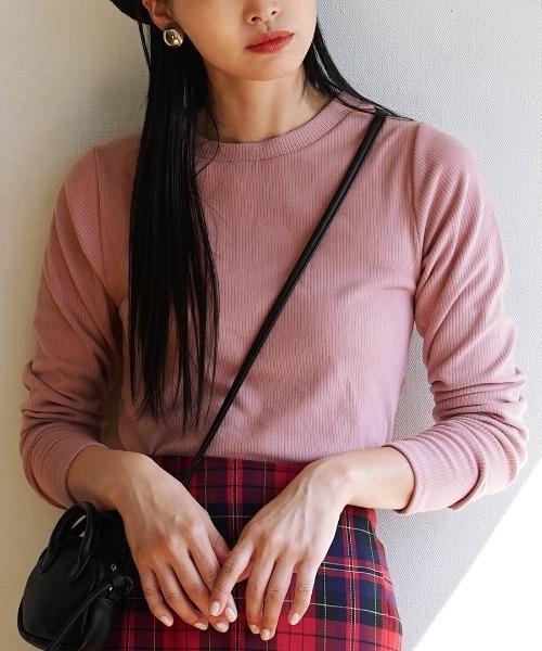 e-zakkamania stores（イーザッカマニアストアーズ）の「【素肌に触れても心地よい】しっとりなめらか 起毛リブカットソー［クルーネック］（Tシャツ/カットソー・レディース・グレイッシュベージュ/マスタード/ブラック/ラベンダー/ブルーグリーン/オフホワイト/スモークピンク・M）」の7枚目の写真