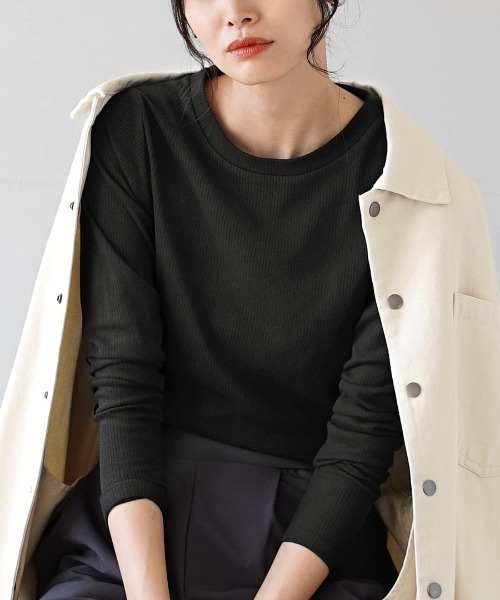 e-zakkamania stores（イーザッカマニアストアーズ）の「【素肌に触れても心地よい】しっとりなめらか 起毛リブカットソー［クルーネック］（Tシャツ/カットソー・レディース・グレイッシュベージュ/マスタード/ブラック/ラベンダー/ブルーグリーン/オフホワイト/スモークピンク・M）」の3枚目の写真