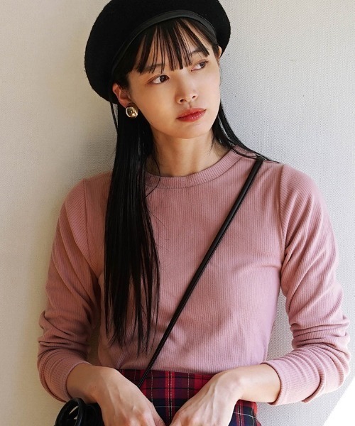 e-zakkamania stores（イーザッカマニアストアーズ）の「【素肌に触れても心地よい】しっとりなめらか 起毛リブカットソー［クルーネック］（Tシャツ/カットソー・レディース・グレイッシュベージュ/マスタード/ブラック/ラベンダー/ブルーグリーン/オフホワイト/スモークピンク・M）」の21枚目の写真