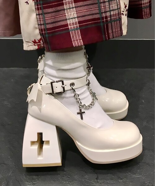 cs T&P(シーエスティーアンドピー)の「厚底十字架くり抜きヒールパンプス 24SS(パンプス・レディース・ブラック系1/レッド系3/アイボリー系1・M/LL/L/S)」の9枚目の写真