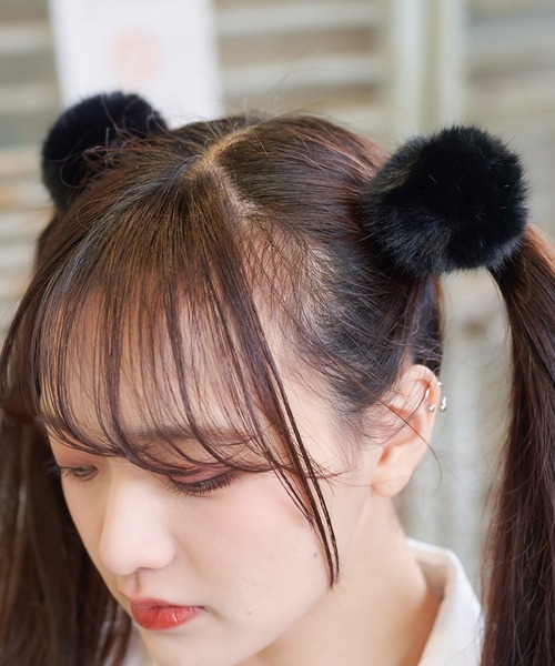 SPINNS(スピンズ)の「【2個セット】ファーポンポン ヘアゴム(ヘアゴム・レディース・ブラック/ホワイト/レオパード・ONESIZE)」の3枚目の写真
