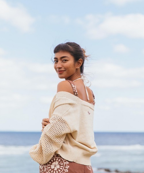 ROXY（ロキシー）の「BLOOMING DAYS/ロキシーショートレングスカーディガン（カーディガン/ボレロ・レディース・ホワイト/レッド/ブルー・SMALL/MEDIUM/LARGE）」の2枚目の写真