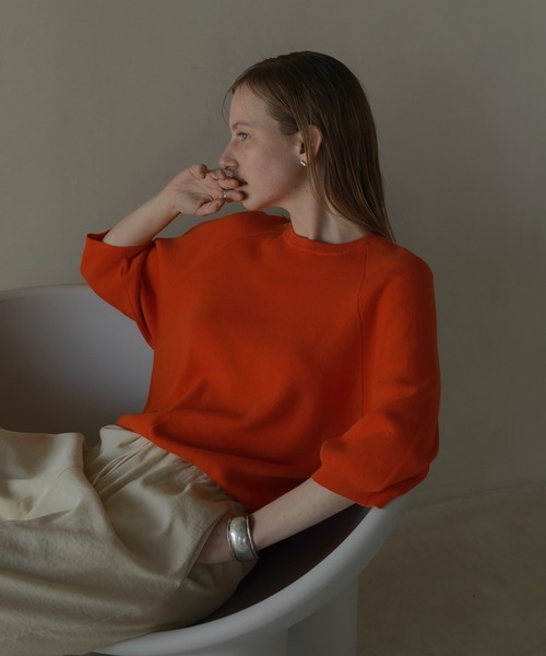 MANOF(マノフ)の「CURVE SLEEVE KNIT TOPS(ニット/セーター・レディース・グレー/ブラック/ホワイト/オレンジ・M/S)」の4枚目の写真