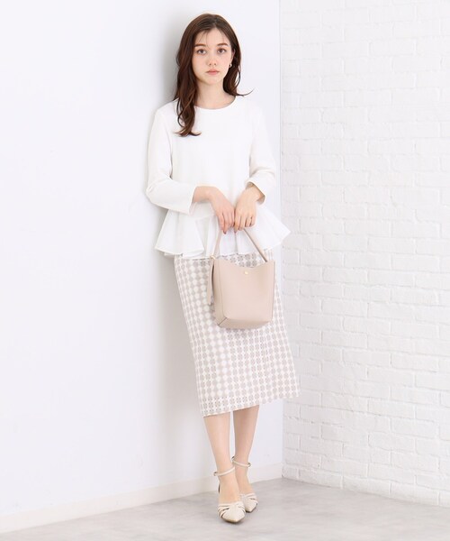 index(インデックス)の「◆異素材アシメペプラムトップス【洗濯機洗い可/ストレッチ】(Tシャツ/カットソー・レディース・ブラック/チャコールグレー/オフホワイト・40/38/42/36)」の5枚目の写真
