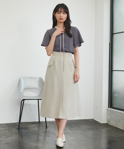 TRUDEA（トルディア）の「配色金具使い半袖ブラウス（シャツ/ブラウス・レディース・ホワイト/ネイビー/ラベンダー/チャコールグレー・SMALL/MEDIUM/LARGE）」の14枚目の写真