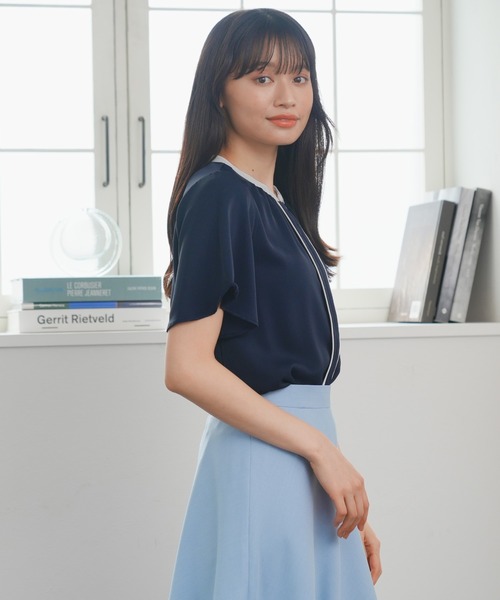 TRUDEA（トルディア）の「配色金具使い半袖ブラウス（シャツ/ブラウス・レディース・ホワイト/ネイビー/ラベンダー/チャコールグレー・SMALL/MEDIUM/LARGE）」の6枚目の写真