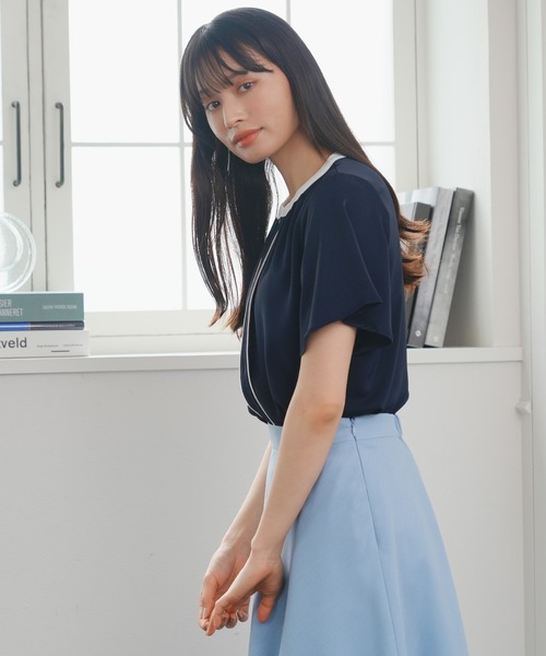 TRUDEA（トルディア）の「配色金具使い半袖ブラウス（シャツ/ブラウス・レディース・ホワイト/ネイビー/ラベンダー/チャコールグレー・SMALL/MEDIUM/LARGE）」の7枚目の写真