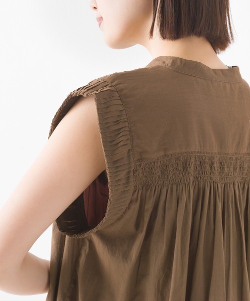 OMNES(オムネス)の「コットンボイル袖プリーツノースリーブシャツ(シャツ/ブラウス・レディース・ブラウン/ブラック/ホワイト/ピンク・FREE)」の6枚目の写真