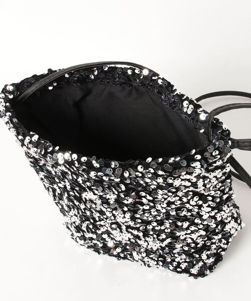 tolene(トレネ)の「総スパンコール フェイクレザーストラップ 巾着 ショルダーバッグ(ショルダーバッグ・レディース・シルバー/マルチ/ブラック・ONE SIZE)」の12枚目の写真