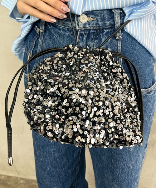 tolene(トレネ)の「総スパンコール フェイクレザーストラップ 巾着 ショルダーバッグ(ショルダーバッグ・レディース・シルバー/マルチ/ブラック・ONE SIZE)」の1枚目の写真