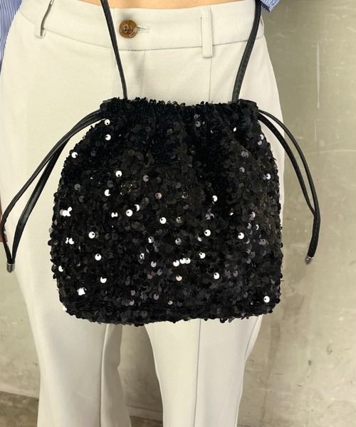 tolene(トレネ)の「総スパンコール フェイクレザーストラップ 巾着 ショルダーバッグ(ショルダーバッグ・レディース・シルバー/マルチ/ブラック・ONE SIZE)」の2枚目の写真