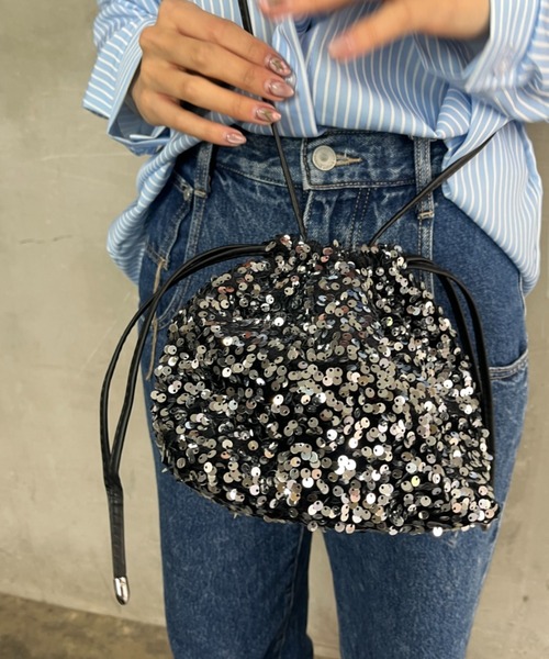 tolene(トレネ)の「総スパンコール フェイクレザーストラップ 巾着 ショルダーバッグ(ショルダーバッグ・レディース・シルバー/マルチ/ブラック・ONE SIZE)」の6枚目の写真
