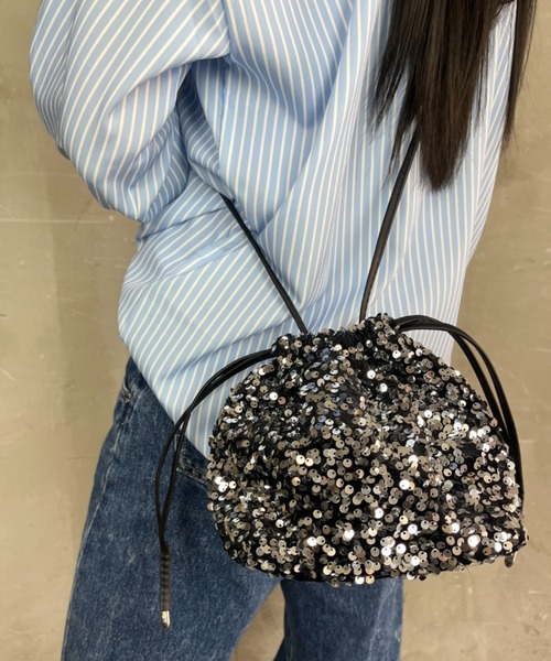 tolene(トレネ)の「総スパンコール フェイクレザーストラップ 巾着 ショルダーバッグ(ショルダーバッグ・レディース・シルバー/マルチ/ブラック・ONE SIZE)」の7枚目の写真