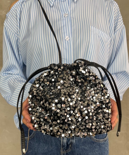 tolene(トレネ)の「総スパンコール フェイクレザーストラップ 巾着 ショルダーバッグ(ショルダーバッグ・レディース・シルバー/マルチ/ブラック・ONE SIZE)」の8枚目の写真