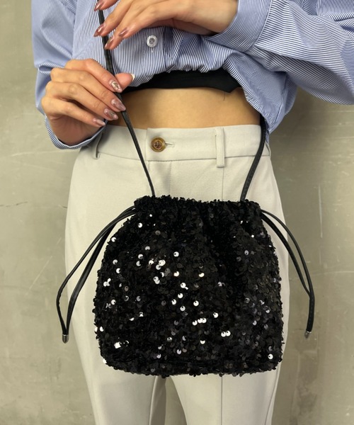 tolene(トレネ)の「総スパンコール フェイクレザーストラップ 巾着 ショルダーバッグ(ショルダーバッグ・レディース・シルバー/マルチ/ブラック・ONE SIZE)」の4枚目の写真