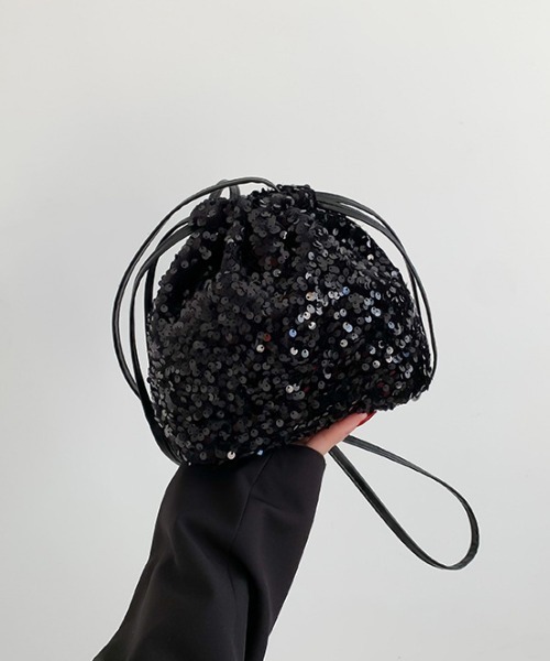 tolene(トレネ)の「総スパンコール フェイクレザーストラップ 巾着 ショルダーバッグ(ショルダーバッグ・レディース・シルバー/マルチ/ブラック・ONE SIZE)」の5枚目の写真