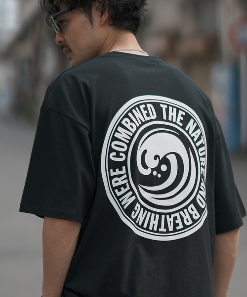 NEV(ネブ)の「【NEV SURF】別注プリント 半袖Tシャツ(Tシャツ/カットソー・メンズ・グレー系/ブラック系1/ホワイト/ブラック系/ブラック/ブルー系1/カーキ/ホワイト系1/ホワイト系・MEDIUM/SMALL/X-LARGE/LARGE)」の6枚目の写真