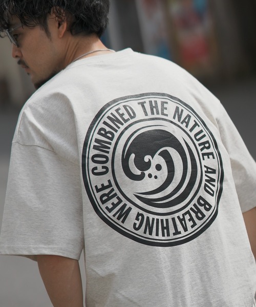 NEV(ネブ)の「【NEV SURF】別注プリント 半袖Tシャツ(Tシャツ/カットソー・メンズ・グレー系/ブラック系1/ホワイト/ブラック系/ブラック/ブルー系1/カーキ/ホワイト系1/ホワイト系・MEDIUM/SMALL/X-LARGE/LARGE)」の8枚目の写真