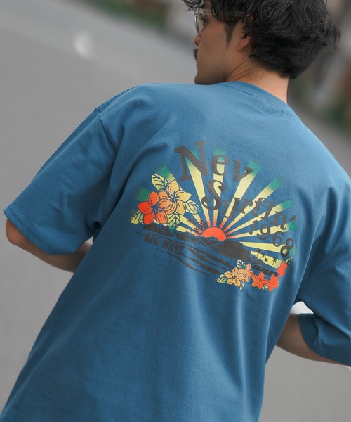 NEV(ネブ)の「【NEV SURF】別注プリント 半袖Tシャツ(Tシャツ/カットソー・メンズ・グレー系/ブラック系1/ホワイト/ブラック系/ブラック/ブルー系1/カーキ/ホワイト系1/ホワイト系・MEDIUM/SMALL/X-LARGE/LARGE)」の1枚目の写真