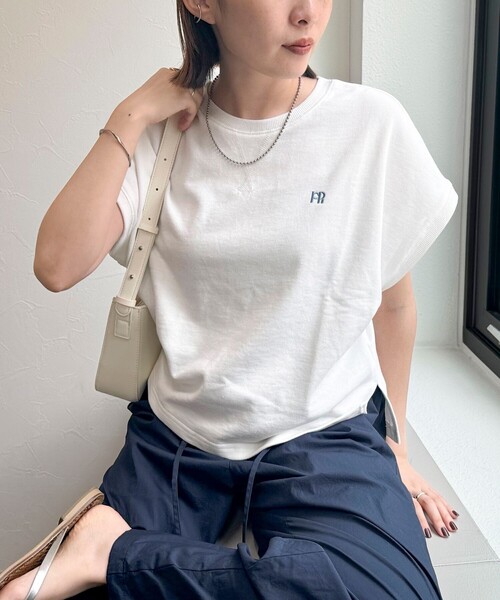 fredy emue（フレディエミュ）の「FR刺繍ミニ裏毛フレンチプルオーバー（Tシャツ/カットソー・レディース・クリーム/ブルー/オフホワイト/ライトグレー・38）」の2枚目の写真