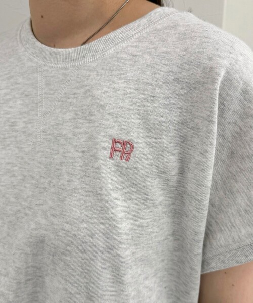 fredy emue（フレディエミュ）の「FR刺繍ミニ裏毛フレンチプルオーバー（Tシャツ/カットソー・レディース・クリーム/ブルー/オフホワイト/ライトグレー・38）」の6枚目の写真