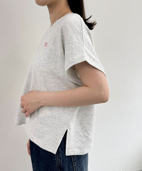 fredy emue（フレディエミュ）の「FR刺繍ミニ裏毛フレンチプルオーバー（Tシャツ/カットソー・レディース・クリーム/ブルー/オフホワイト/ライトグレー・38）」の5枚目の写真