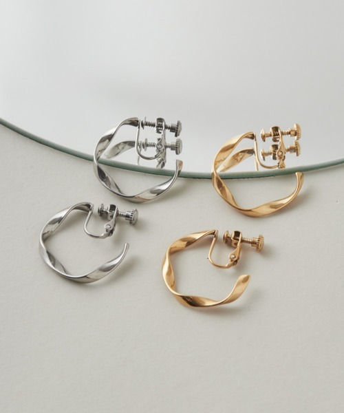 ciite' surgical stainless(シーテサージカルステンレス)の「【 金属アレルギー対応 】 ツイストフープ イヤリング サージカルステンレス (両耳用)(イヤリング・レディース・シルバー/ゴールド・FREE)」の4枚目の写真