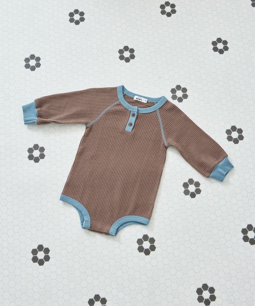 pairmanon（ペアマノン）の「ワッフル 配色ヘンリーネック ロンパース（ロンパース・キッズ・ピンク/ブルー/ブラウン/ベージュ/ミント・70/80）」の2枚目の写真
