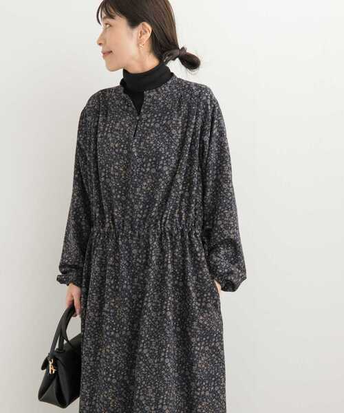 URBAN RESEARCH DOORS（アーバンリサーチドアーズ）の「フラワープリントワンピース（ワンピース・レディース・ブラック/ネイビー・MEDIUM）」の2枚目の写真