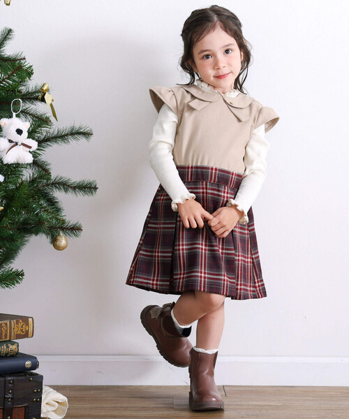 SLAP SLIP（スラップスリップ）の「【お揃い】リボン風襟付き肩あきチェックタック入りジャンパースカート(80~140cm)（ジャンパースカート・キッズ・ブラック/ベージュ・80ｃｍ/90cm/110cm/100cm/120cm/130cm/140cm）」の3枚目の写真