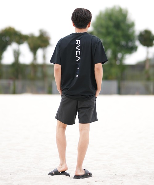 RVCA（ルーカ）の「RVCA/ルーカ 半袖Tシャツ 水陸両用/ユーティリティー UVケアラッシュガード BF041-871（ラッシュガード・メンズ・ホワイト×ブラック/ブラック×ブラック/ブラック×ホワイト・S/M/L）」の16枚目の写真