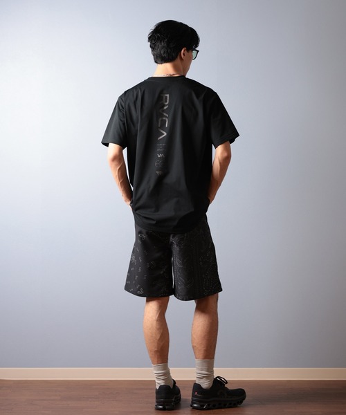 RVCA（ルーカ）の「RVCA/ルーカ 半袖Tシャツ 水陸両用/ユーティリティー UVケアラッシュガード BF041-871（ラッシュガード・メンズ・ホワイト×ブラック/ブラック×ブラック/ブラック×ホワイト・S/M/L）」の21枚目の写真