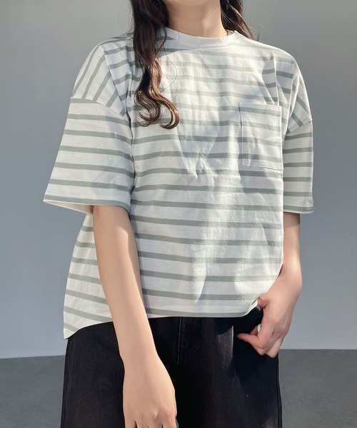 AS KNOW AS plus(アズノゥアズプラス)の「●ポケット付き コットン ラウンド半袖Tシャツ(Tシャツ/カットソー・レディース・ホワイト×グリーン/ホワイト×ブラック/ブルー/チャコールグレー/オフホワイト/オートミール/ホワイト系その他/ホワイト系/ブラック/ホワイト×ブルー/ホワイト×ネイビー・FREE)」の1枚目の写真