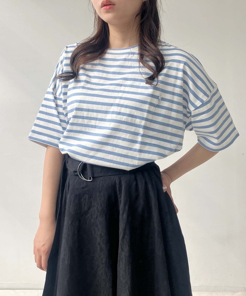 AS KNOW AS plus(アズノゥアズプラス)の「●ポケット付き コットン ラウンド半袖Tシャツ(Tシャツ/カットソー・レディース・ホワイト×グリーン/ホワイト×ブラック/ブルー/チャコールグレー/オフホワイト/オートミール/ホワイト系その他/ホワイト系/ブラック/ホワイト×ブルー/ホワイト×ネイビー・FREE)」の3枚目の写真