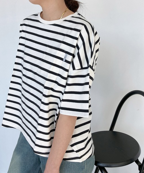 AS KNOW AS plus(アズノゥアズプラス)の「●ポケット付き コットン ラウンド半袖Tシャツ(Tシャツ/カットソー・レディース・ホワイト×グリーン/ホワイト×ブラック/ブルー/チャコールグレー/オフホワイト/オートミール/ホワイト系その他/ホワイト系/ブラック/ホワイト×ブルー/ホワイト×ネイビー・FREE)」の4枚目の写真