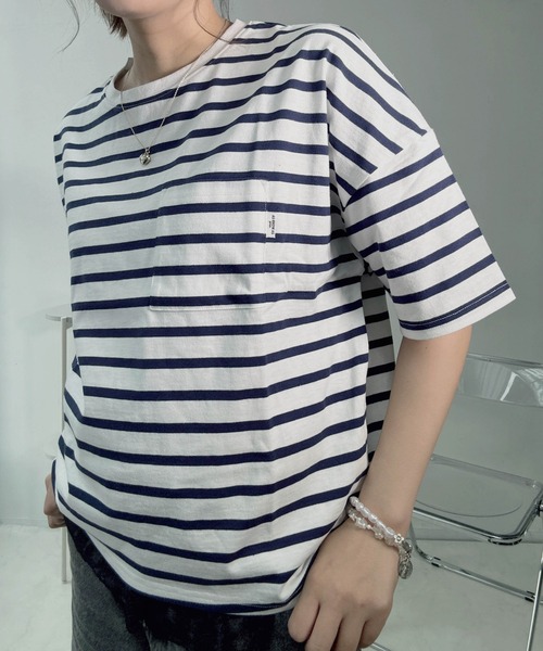 AS KNOW AS plus(アズノゥアズプラス)の「●ポケット付き コットン ラウンド半袖Tシャツ(Tシャツ/カットソー・レディース・ホワイト×グリーン/ホワイト×ブラック/ブルー/チャコールグレー/オフホワイト/オートミール/ホワイト系その他/ホワイト系/ブラック/ホワイト×ブルー/ホワイト×ネイビー・FREE)」の6枚目の写真