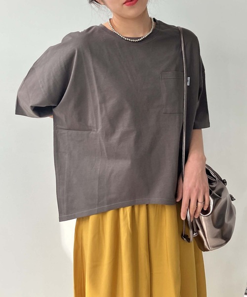 AS KNOW AS plus(アズノゥアズプラス)の「●ポケット付き コットン ラウンド半袖Tシャツ(Tシャツ/カットソー・レディース・ホワイト×グリーン/ホワイト×ブラック/ブルー/チャコールグレー/オフホワイト/オートミール/ホワイト系その他/ホワイト系/ブラック/ホワイト×ブルー/ホワイト×ネイビー・FREE)」の9枚目の写真