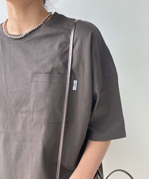 AS KNOW AS plus(アズノゥアズプラス)の「●ポケット付き コットン ラウンド半袖Tシャツ(Tシャツ/カットソー・レディース・ホワイト×グリーン/ホワイト×ブラック/ブルー/チャコールグレー/オフホワイト/オートミール/ホワイト系その他/ホワイト系/ブラック/ホワイト×ブルー/ホワイト×ネイビー・FREE)」の13枚目の写真