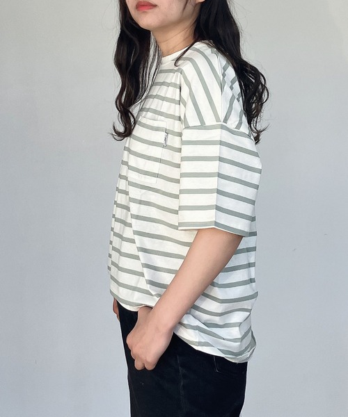 AS KNOW AS plus(アズノゥアズプラス)の「●ポケット付き コットン ラウンド半袖Tシャツ(Tシャツ/カットソー・レディース・ホワイト×グリーン/ホワイト×ブラック/ブルー/チャコールグレー/オフホワイト/オートミール/ホワイト系その他/ホワイト系/ブラック/ホワイト×ブルー/ホワイト×ネイビー・FREE)」の21枚目の写真