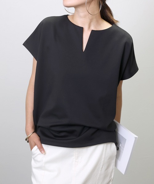 Aletta vita(アレッタビータ)の「スリットネックポンチコクーンフレンチプルオーバー(Tシャツ/カットソー・レディース・ブラック/オフホワイト/ベージュ/チョコ・FREE)」の1枚目の写真