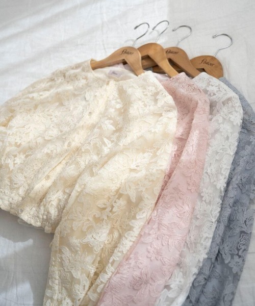 flower(フラワー)の「ボタニカルシアートップ(シャツ/ブラウス・レディース・ホワイト/アイボリー/ブルー/ピンク・FREE)」の2枚目の写真