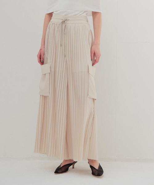 DRESSLAVE(ドレスレイブ)の「georgett pleats easy wide pants(ジョーゼットプリーツイージーワイドパンツ)(その他パンツ・レディース・グリーン/ベージュ・38)」の1枚目の写真