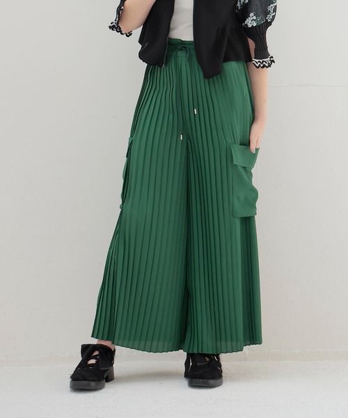 DRESSLAVE(ドレスレイブ)の「georgett pleats easy wide pants(ジョーゼットプリーツイージーワイドパンツ)(その他パンツ・レディース・グリーン/ベージュ・38)」の2枚目の写真