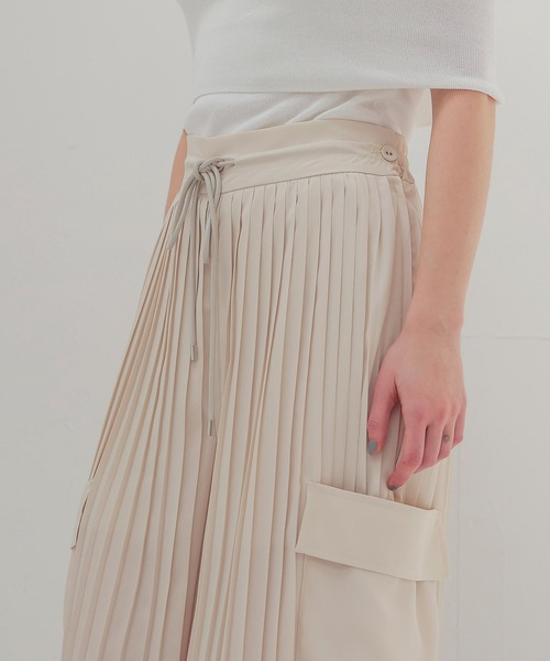 DRESSLAVE(ドレスレイブ)の「georgett pleats easy wide pants(ジョーゼットプリーツイージーワイドパンツ)(その他パンツ・レディース・グリーン/ベージュ・38)」の7枚目の写真