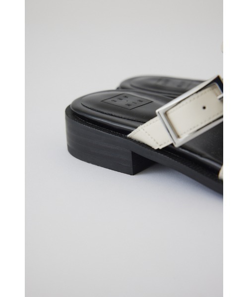 RIM.ARK(リムアーク)の「Thumb leather flat sandal サムレザーフラットサンダル(サンダル・レディース・ブラック/アイボリー・36/37/38/39)」の11枚目の写真