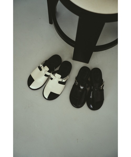 RIM.ARK(リムアーク)の「Thumb leather flat sandal サムレザーフラットサンダル(サンダル・レディース・ブラック/アイボリー・36/37/38/39)」の22枚目の写真