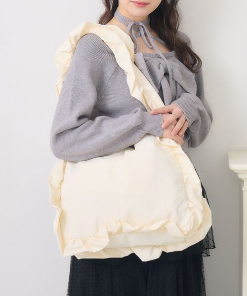 ems excite（エムズエキサイト）の「フリルトートバッグ（ショルダーバッグ・レディース・ナチュラル/ブラック・ONE SIZE）」の4枚目の写真